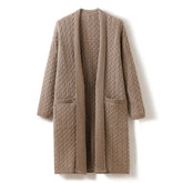 Cappotto lungo sciolto con cardigan in maglione lavorato a trecce in cashmere aperto sul davanti