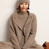 Giacca cardigan in maglione di cashmere lavorato a maglia con bottoni sul davanti e colletto