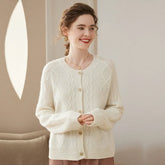 Cardigan in maglione di cashmere lavorato a maglia a trecce con bottoni a fiore intrecciato